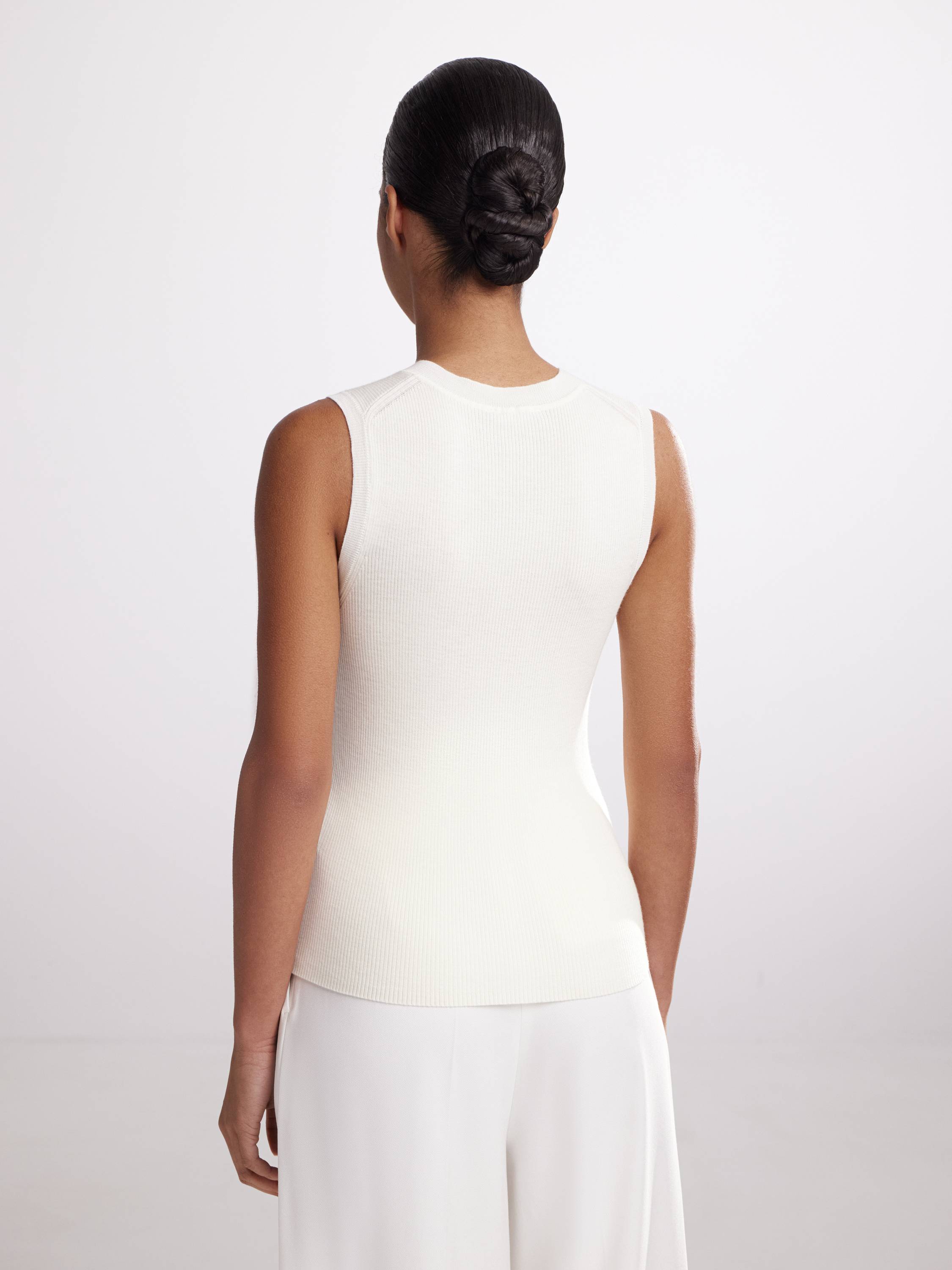 Топ с V-вырезом из 100% шерсти Топ с V-вырезом из 100% шерсти