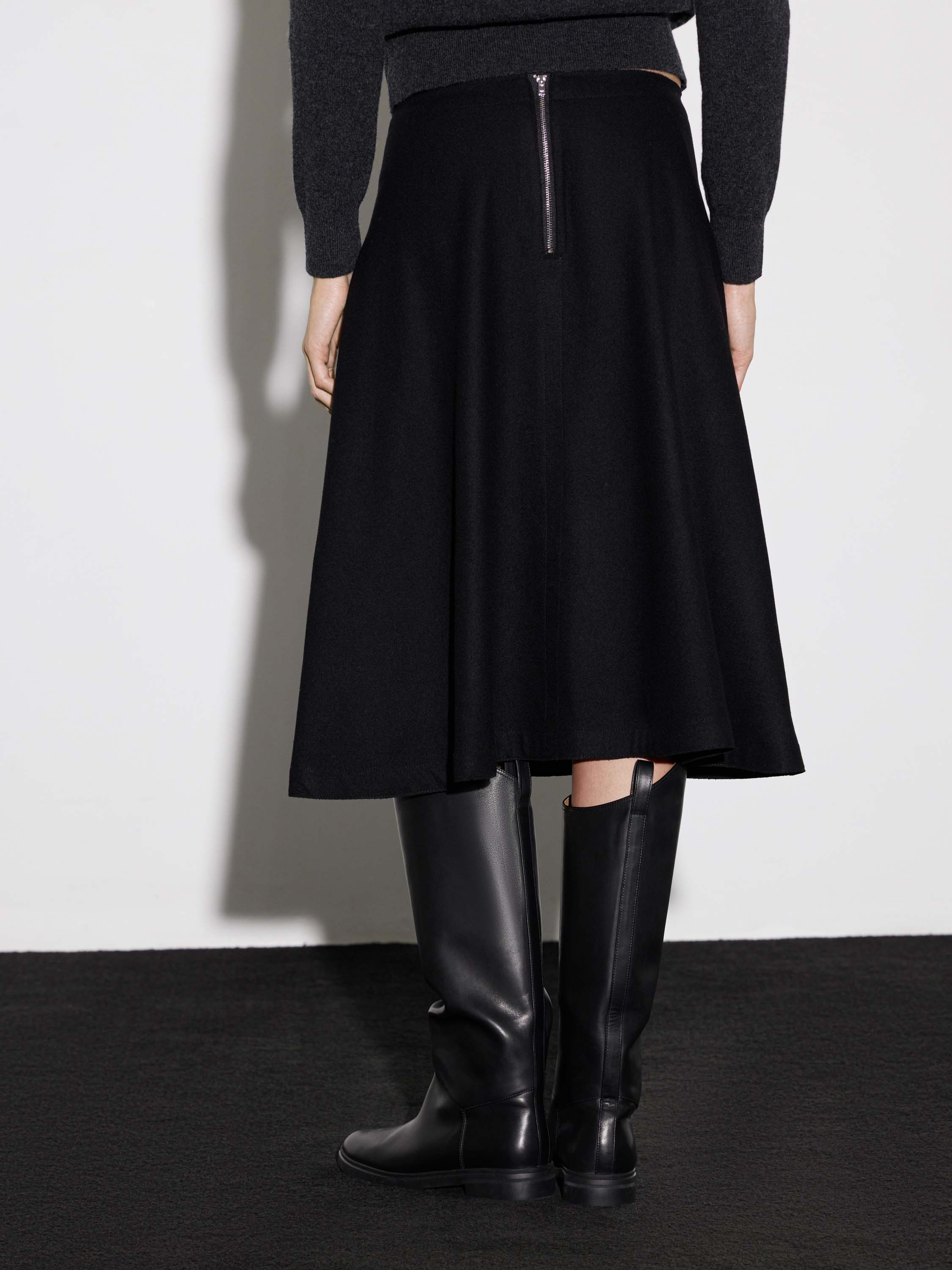 Юбка миди с расклешением к низу Юбка миди с расклешением к низу