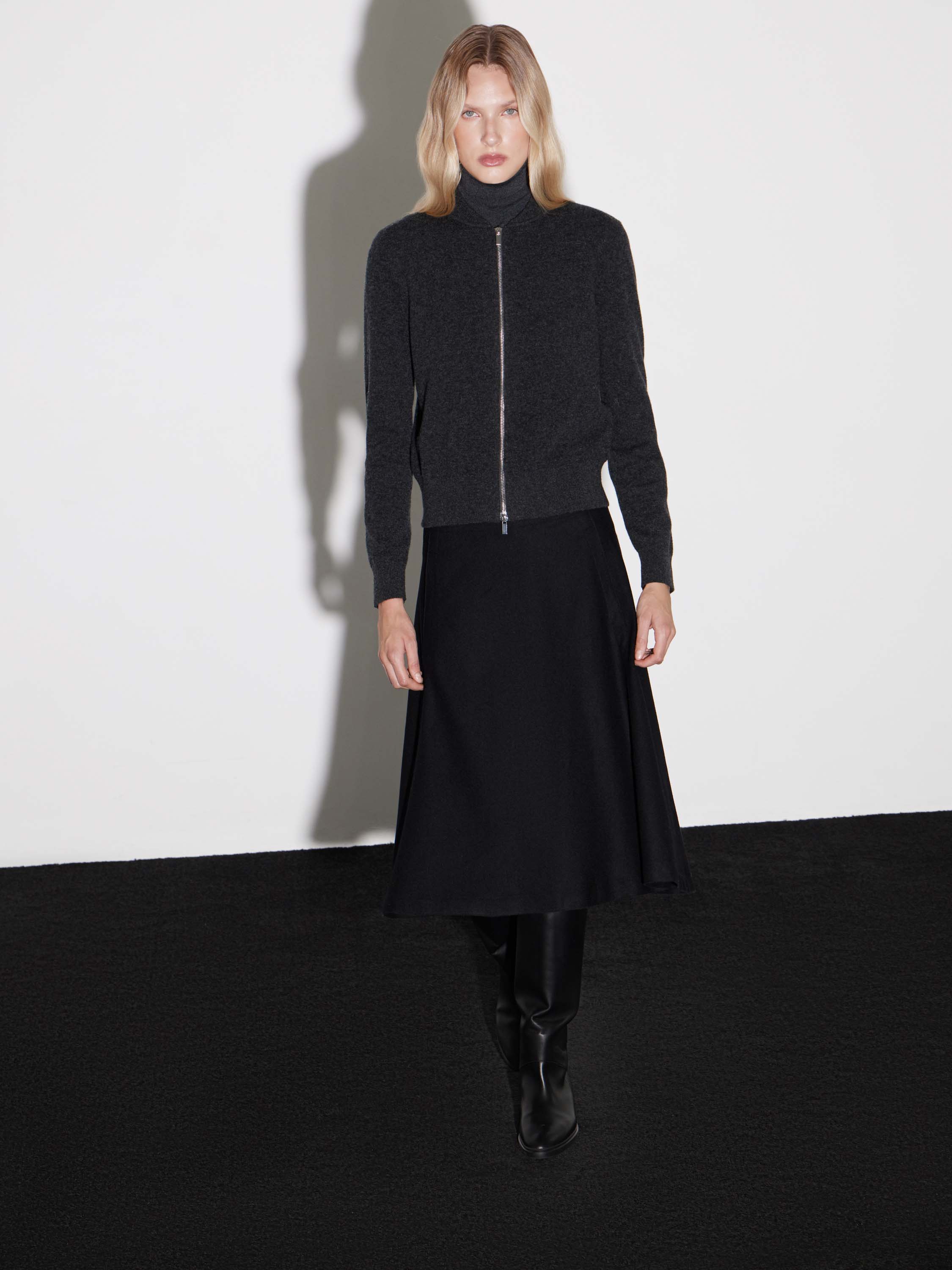 Юбка миди с расклешением к низу Юбка миди с расклешением к низу