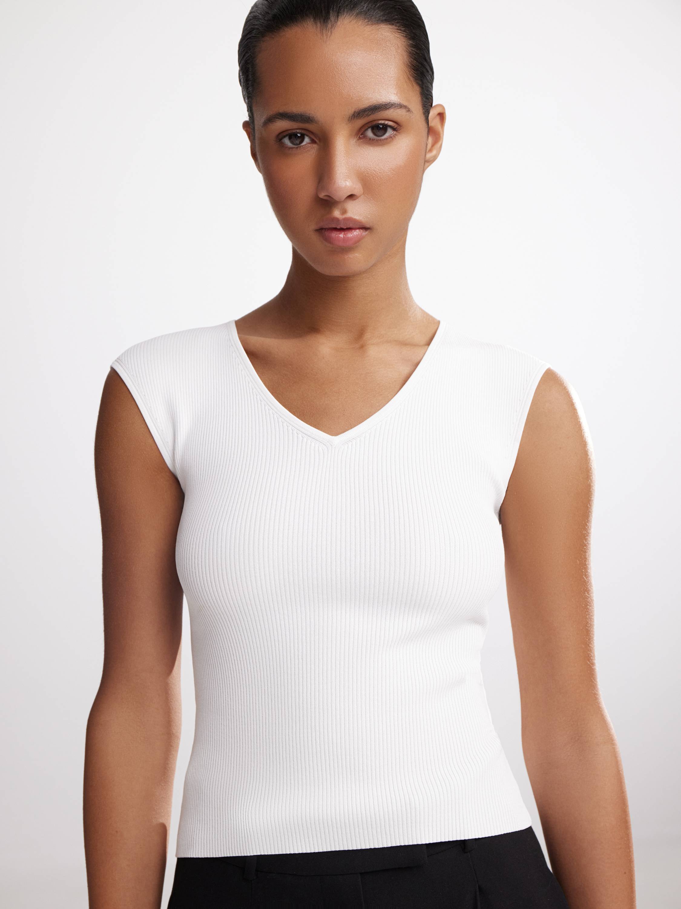 Облегающий топ V-вырезом Облегающий топ V-вырезом