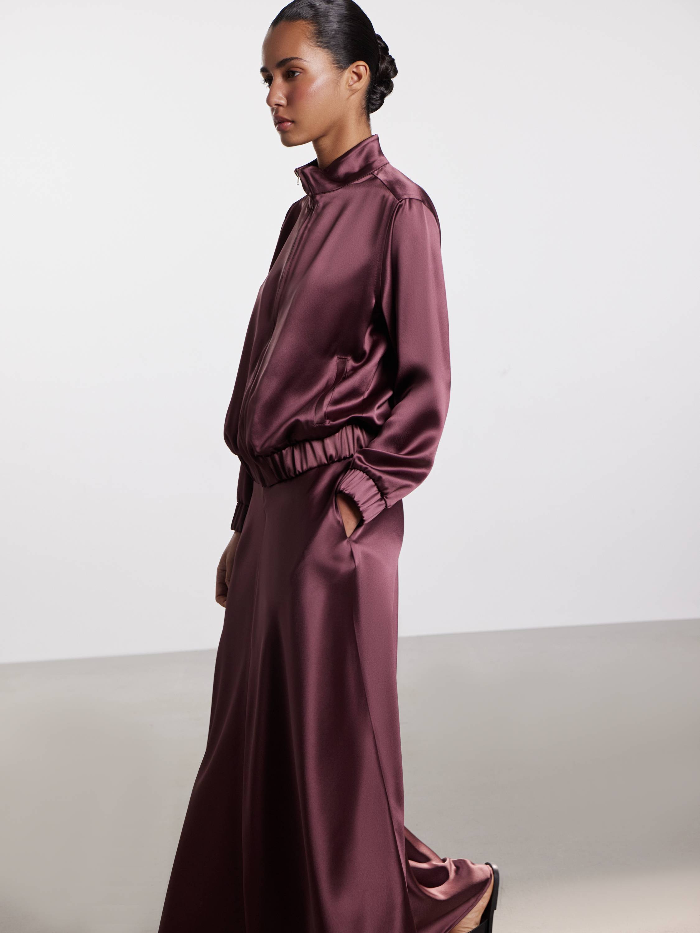 Бомбер укороченный из струящейся ткани Бомбер укороченный из струящейся ткани