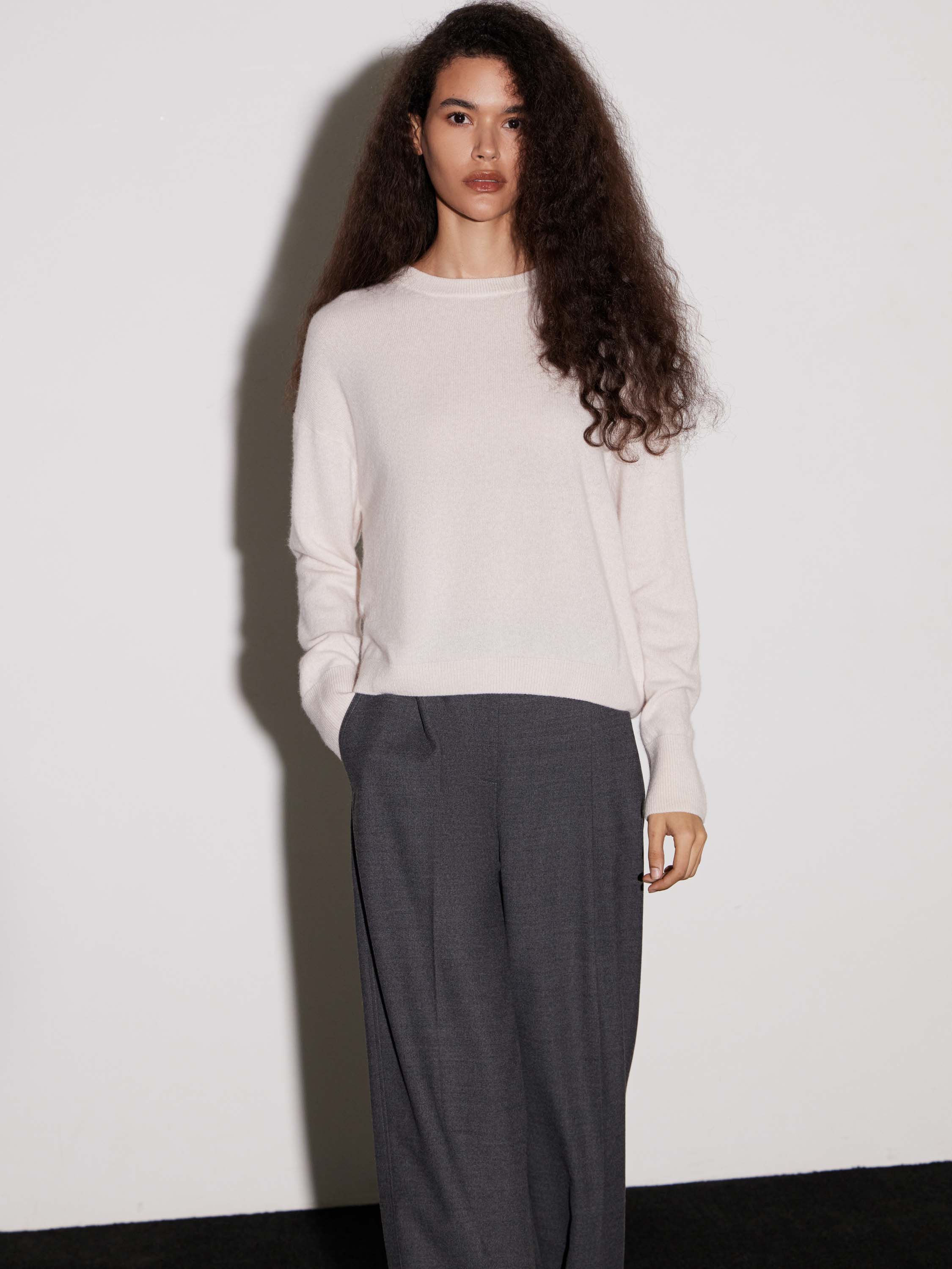 Джемпер трикотажный из кашемира Джемпер трикотажный из кашемира