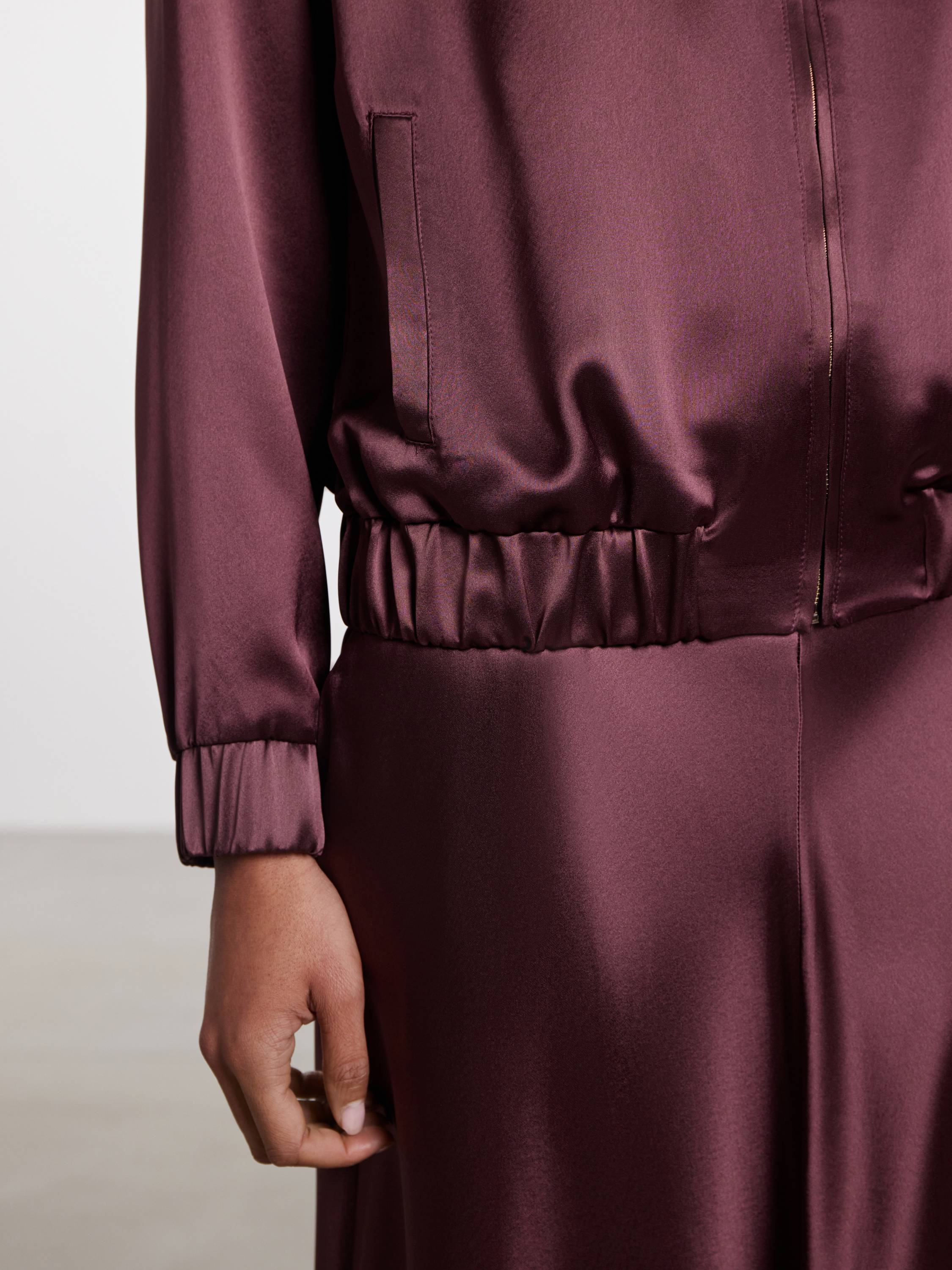 Бомбер укороченный из струящейся ткани Бомбер укороченный из струящейся ткани