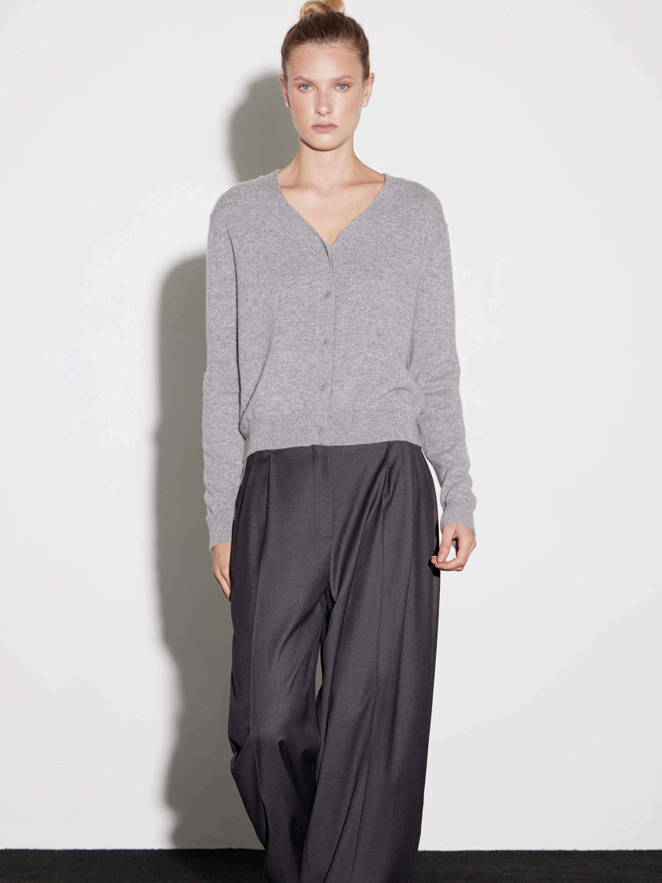 Кардиган с v-вырезом из 100% кашемира Кардиган с v-вырезом из 100% кашемира