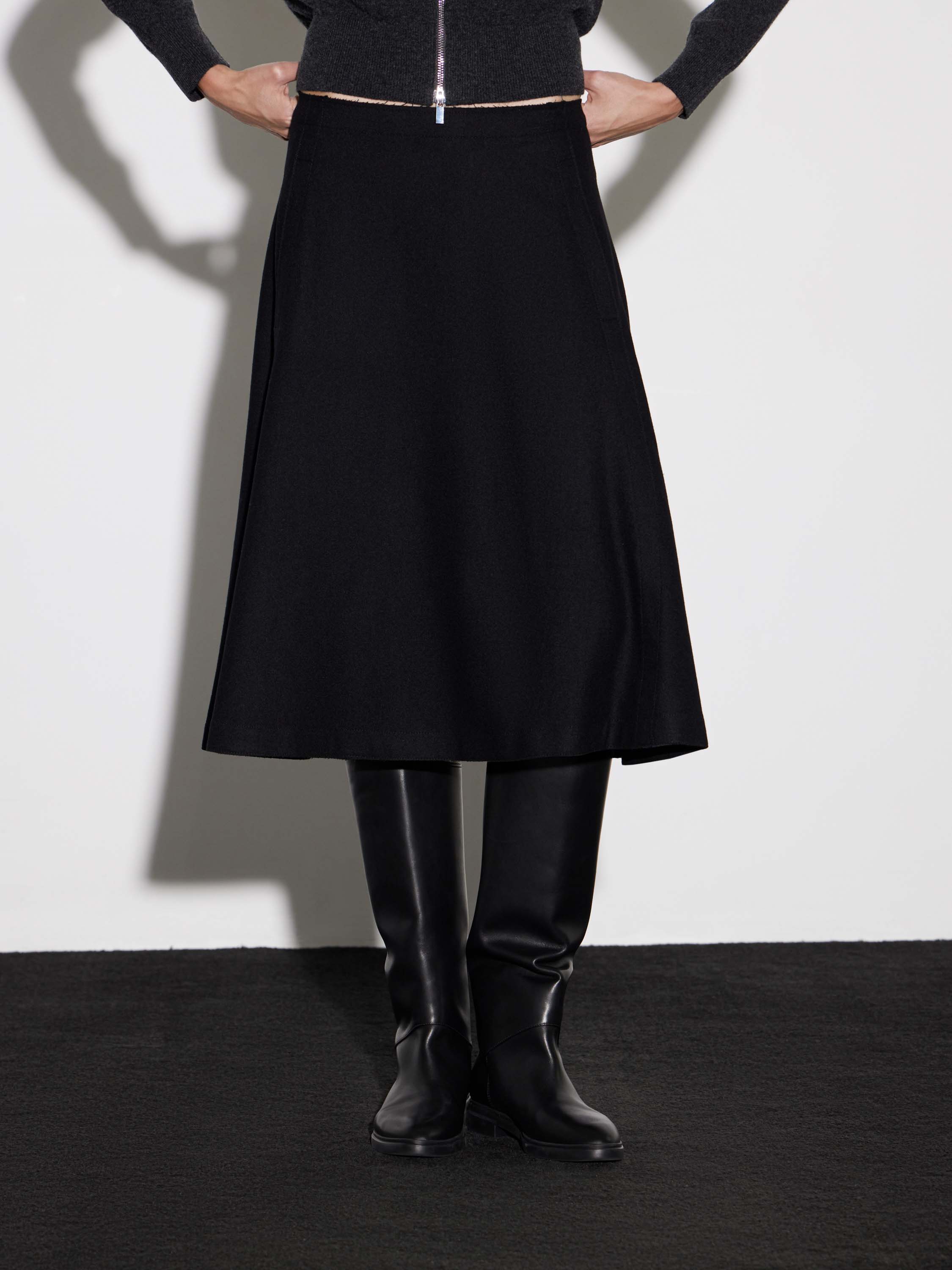 Юбка миди с расклешением к низу Юбка миди с расклешением к низу