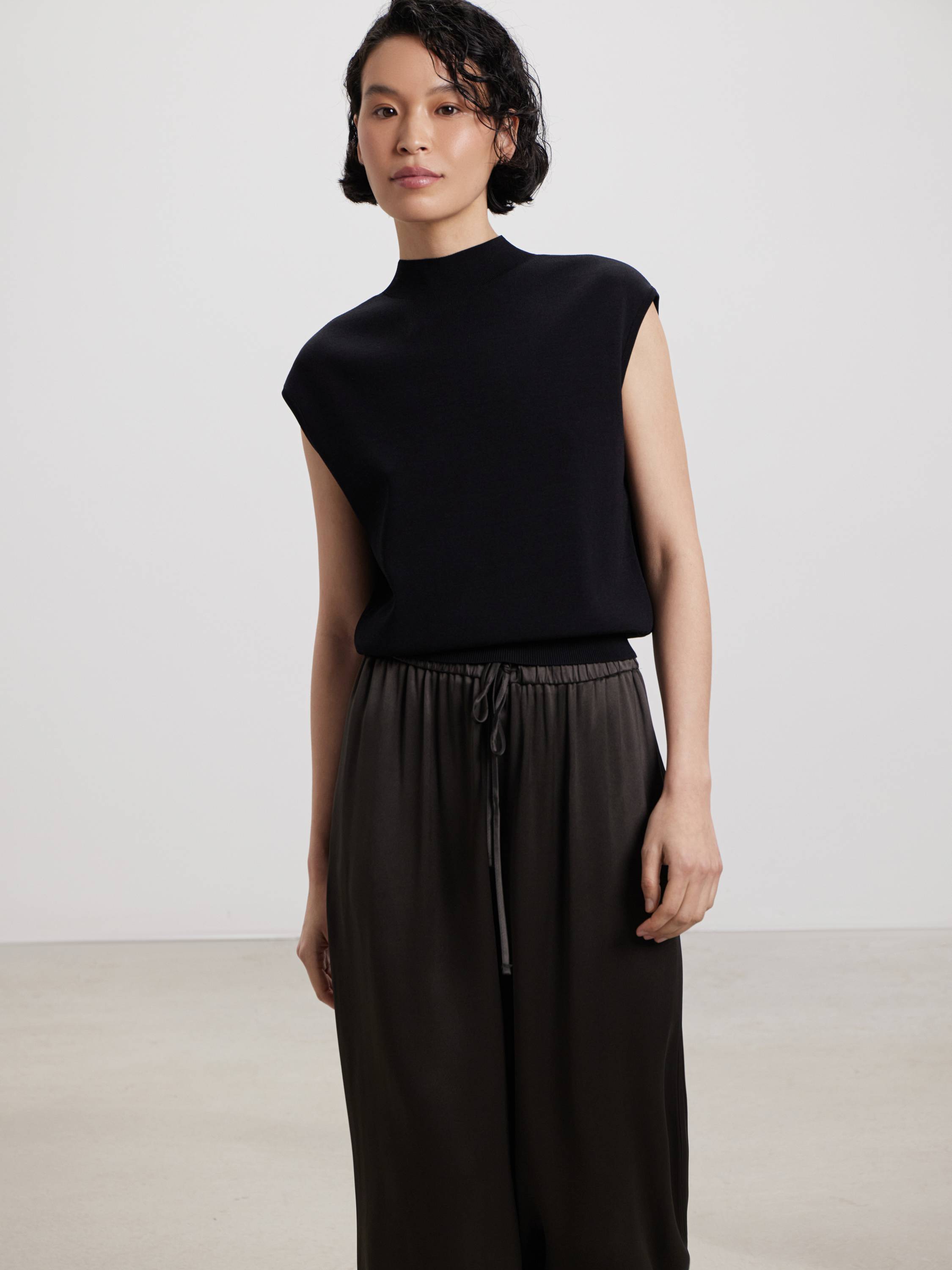 Топ с высоким горлом из вискозы Топ с высоким горлом из вискозы