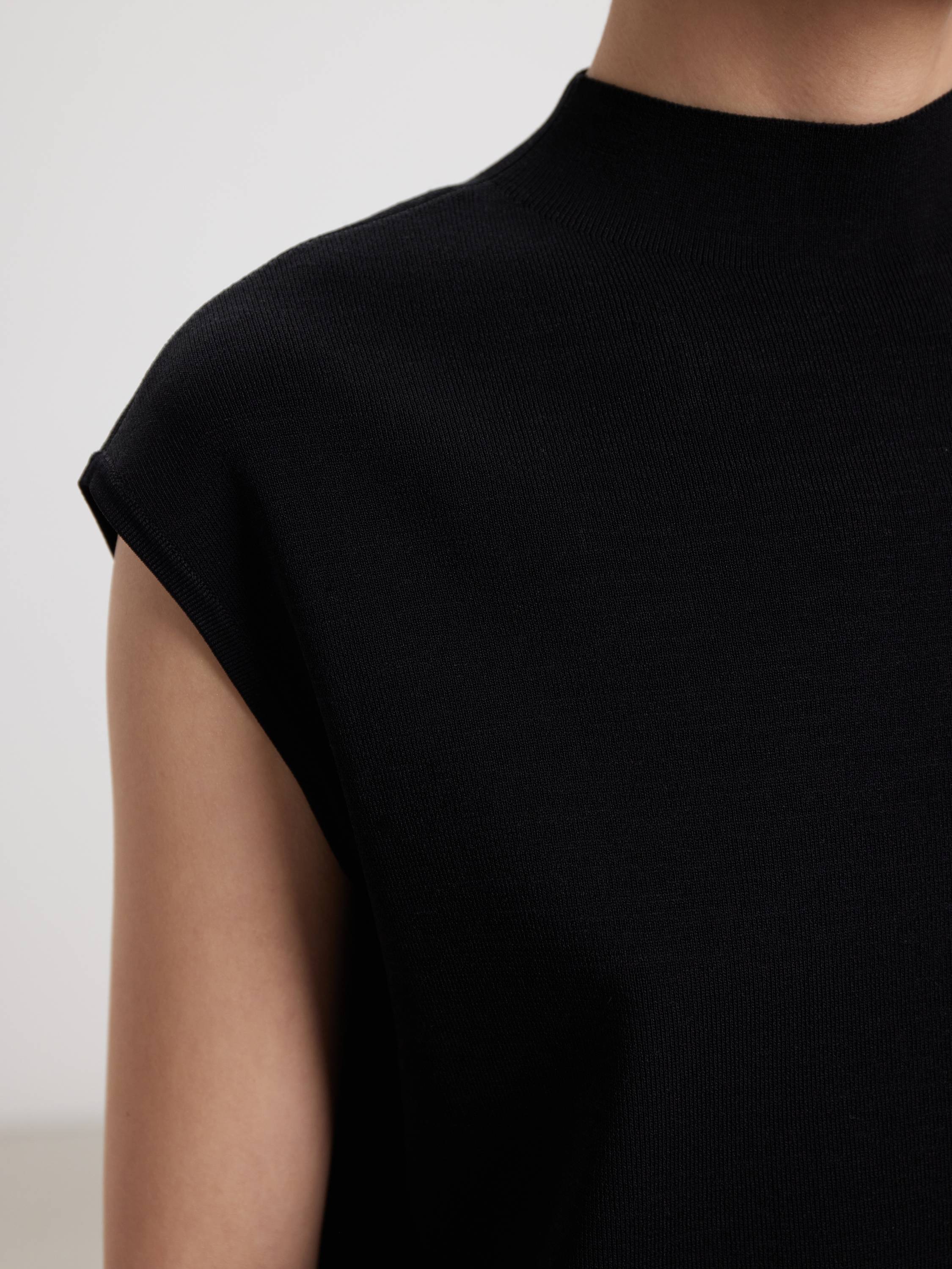 Топ с высоким горлом из вискозы Топ с высоким горлом из вискозы