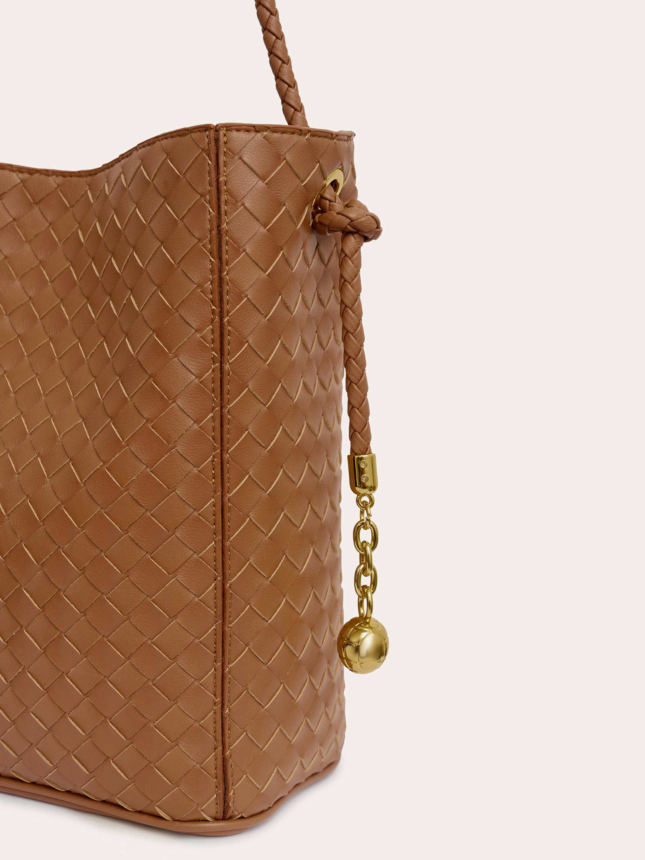 Сумка из кожи с плетеным узором Сумка из кожи с плетеным узором