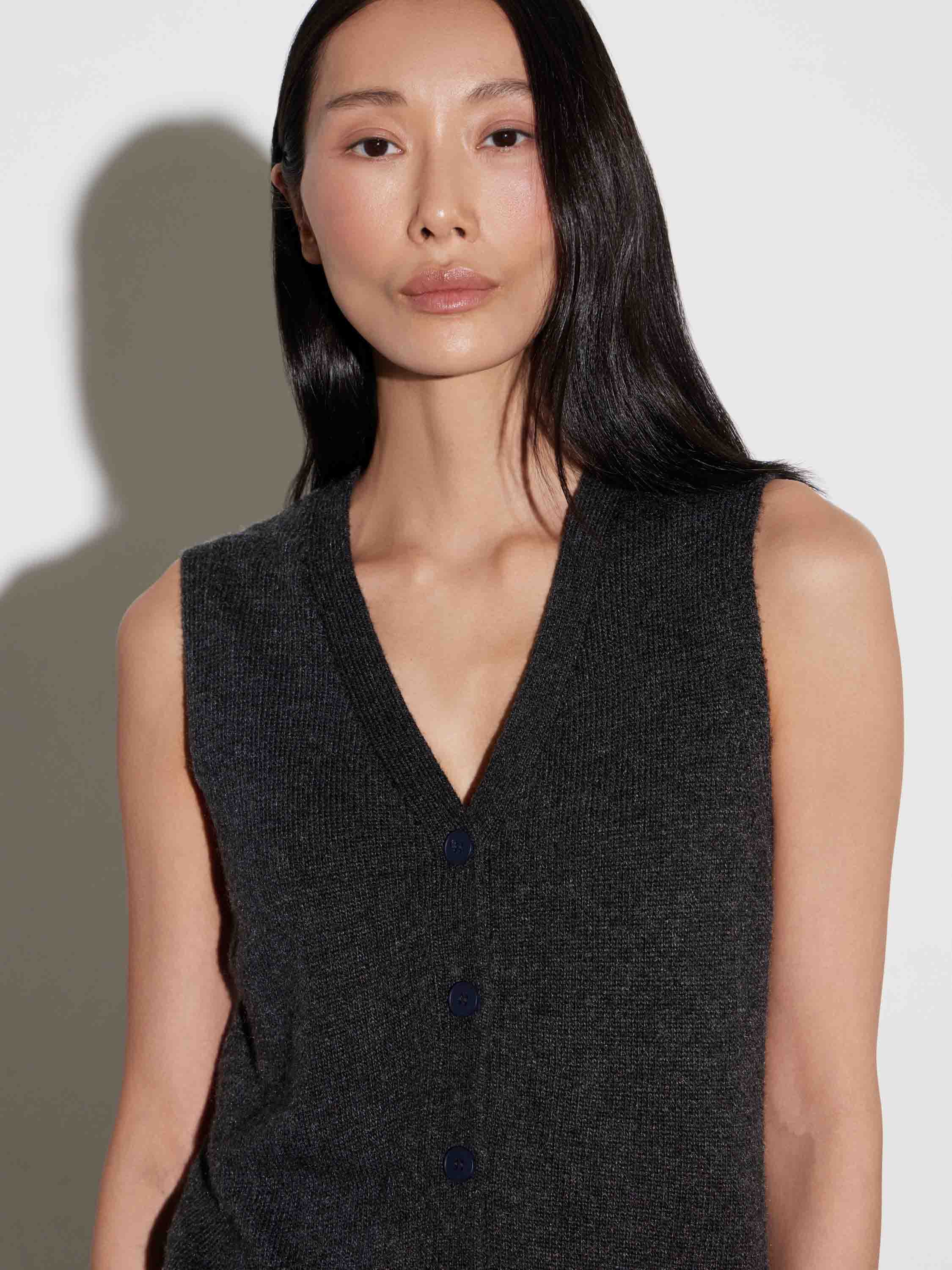 Жилет трикотажный с v-вырезом Жилет трикотажный с v-вырезом