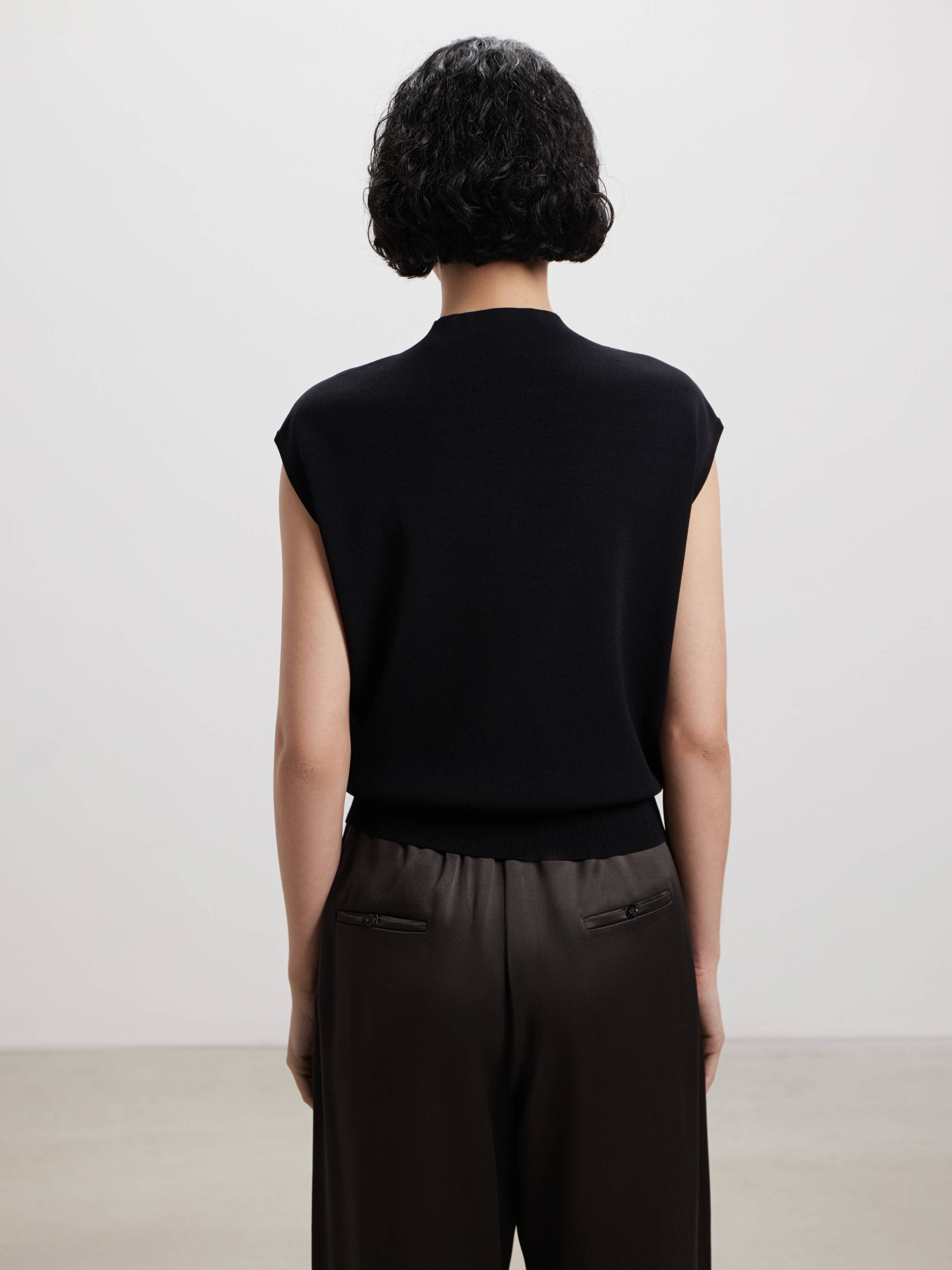 Топ с высоким горлом из вискозы Топ с высоким горлом из вискозы