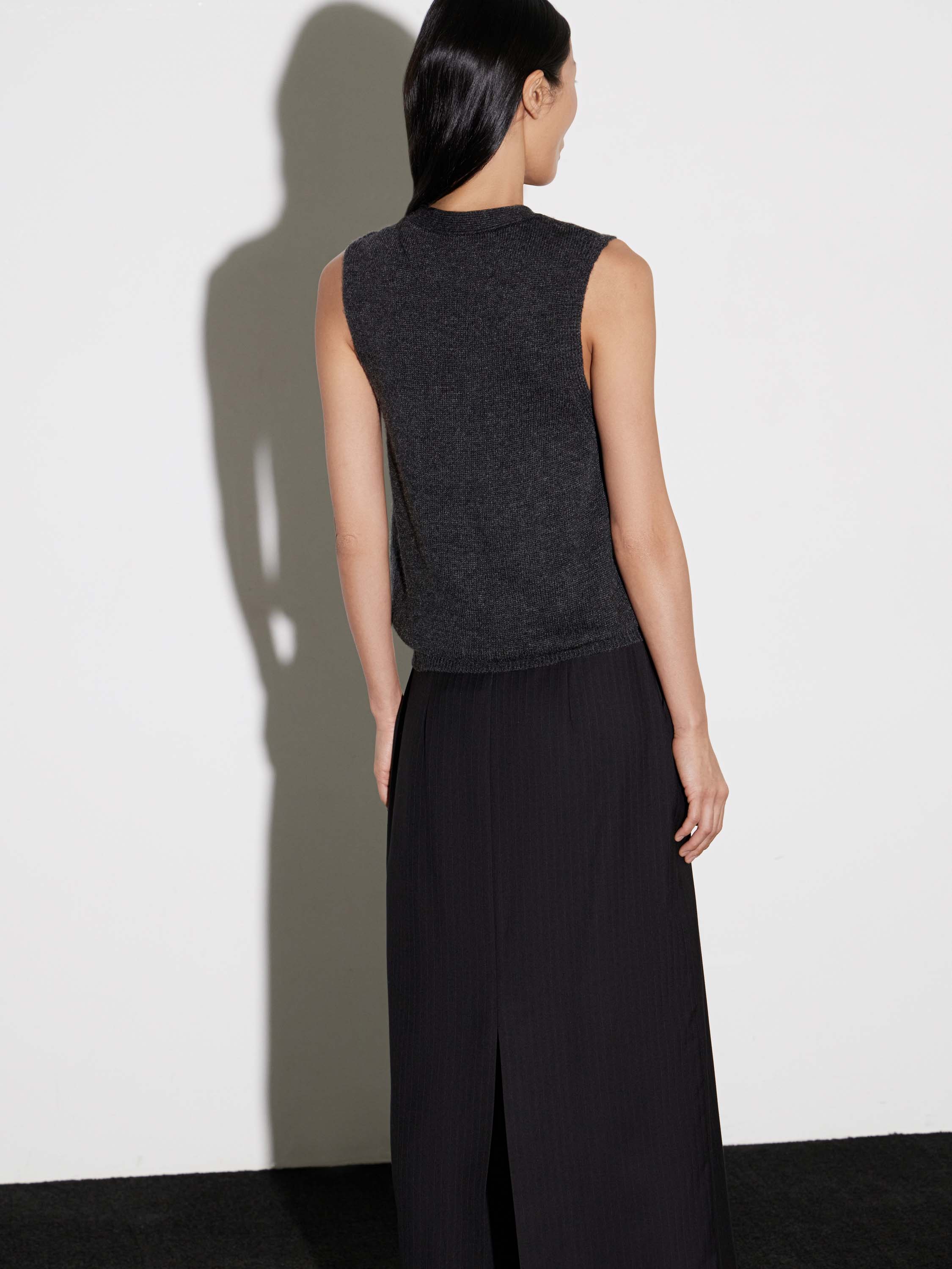 Жилет трикотажный с v-вырезом Жилет трикотажный с v-вырезом