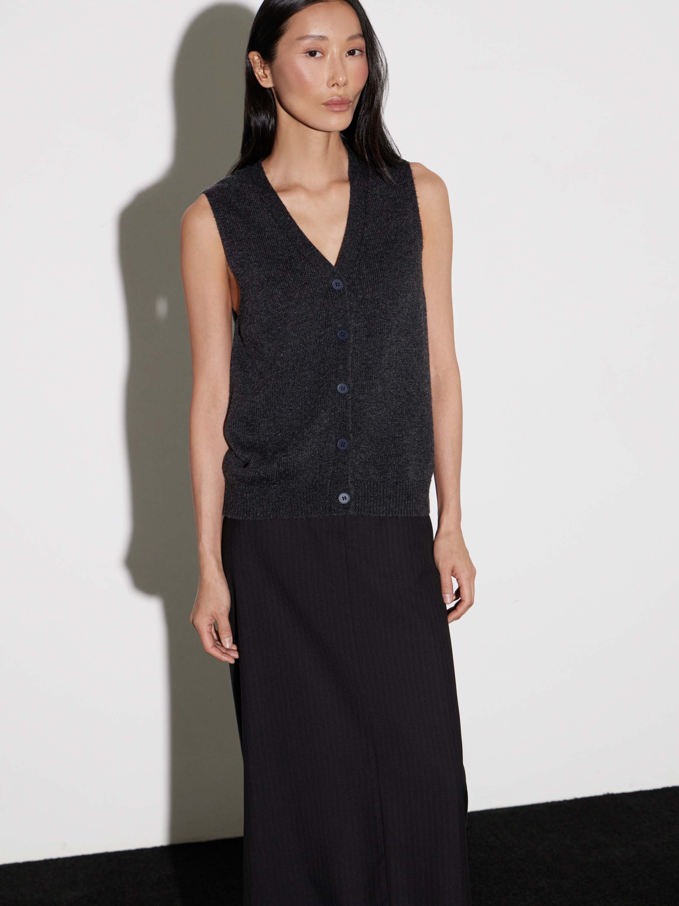 Жилет трикотажный с v-вырезом Жилет трикотажный с v-вырезом