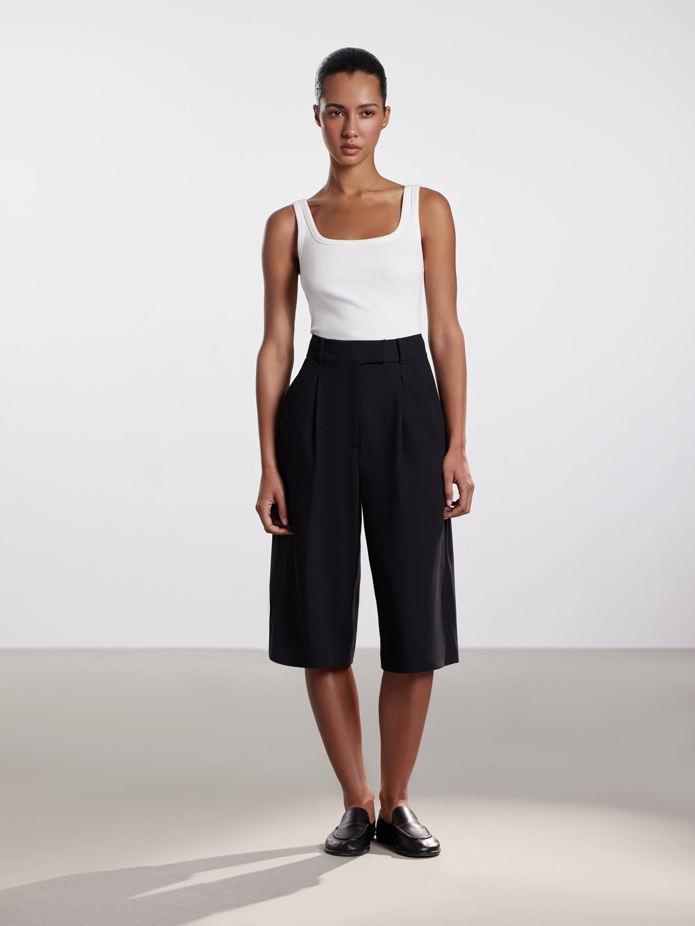 Шорты-бермуды из костюмной ткани Шорты-бермуды из костюмной ткани