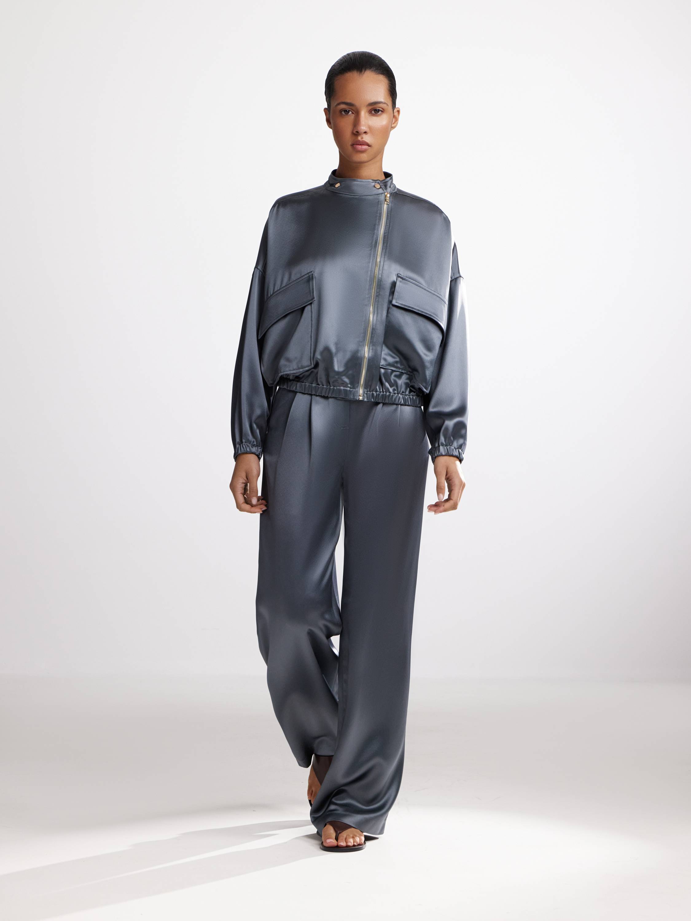 Брюки свободного кроя с защипами Брюки свободного кроя с защипами