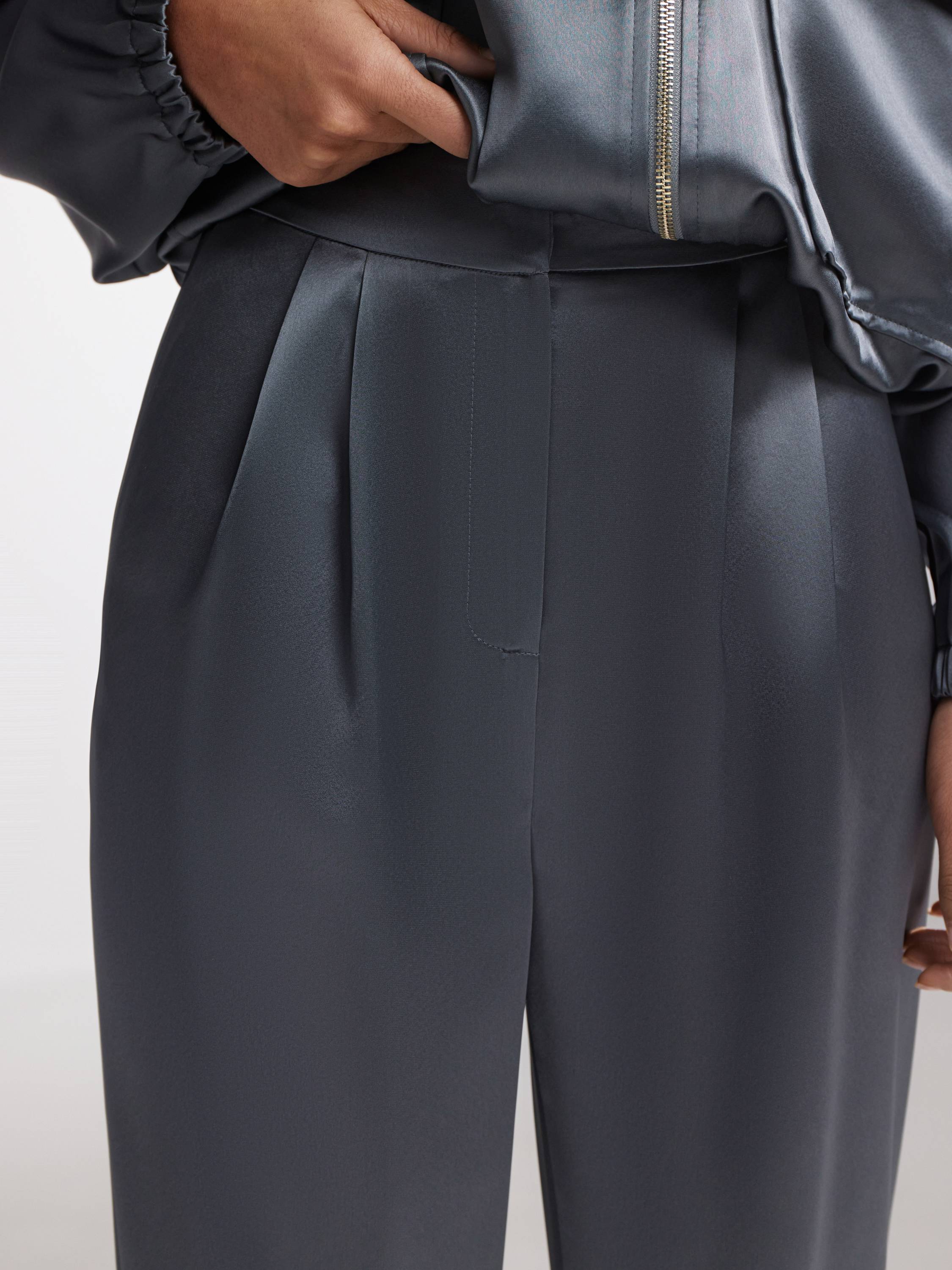 Брюки свободного кроя с защипами Брюки свободного кроя с защипами