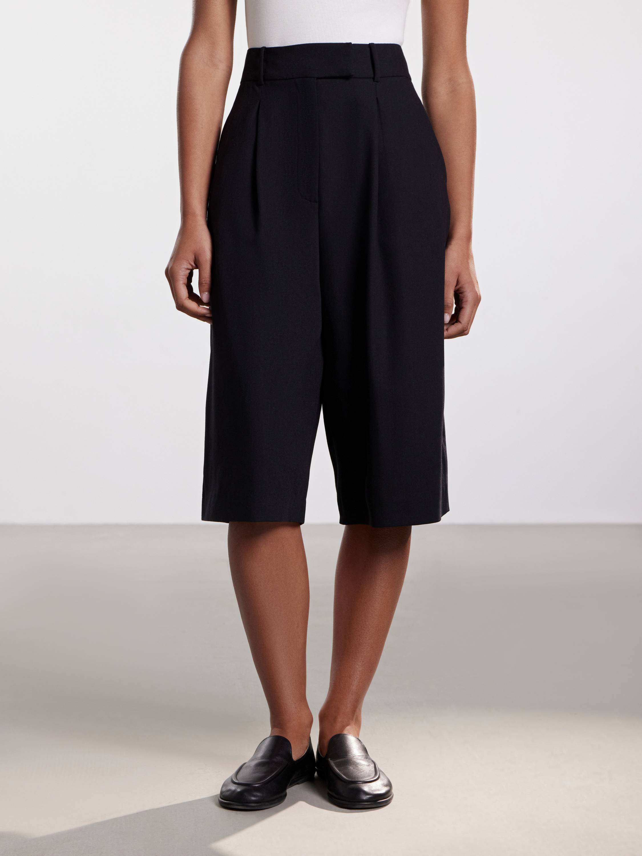 Шорты-бермуды из костюмной ткани Шорты-бермуды из костюмной ткани