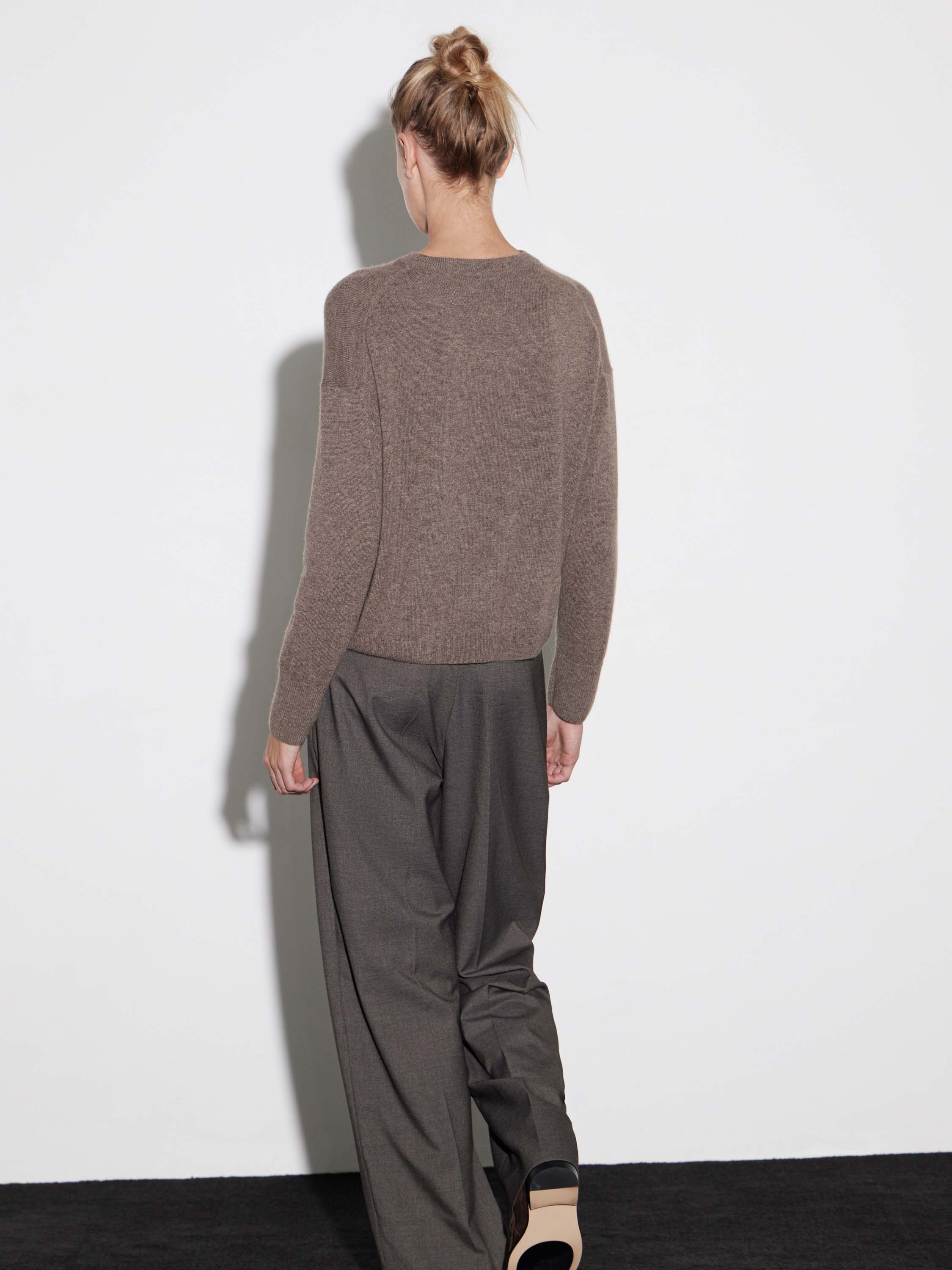 Джемпер трикотажный из кашемира Джемпер трикотажный из кашемира