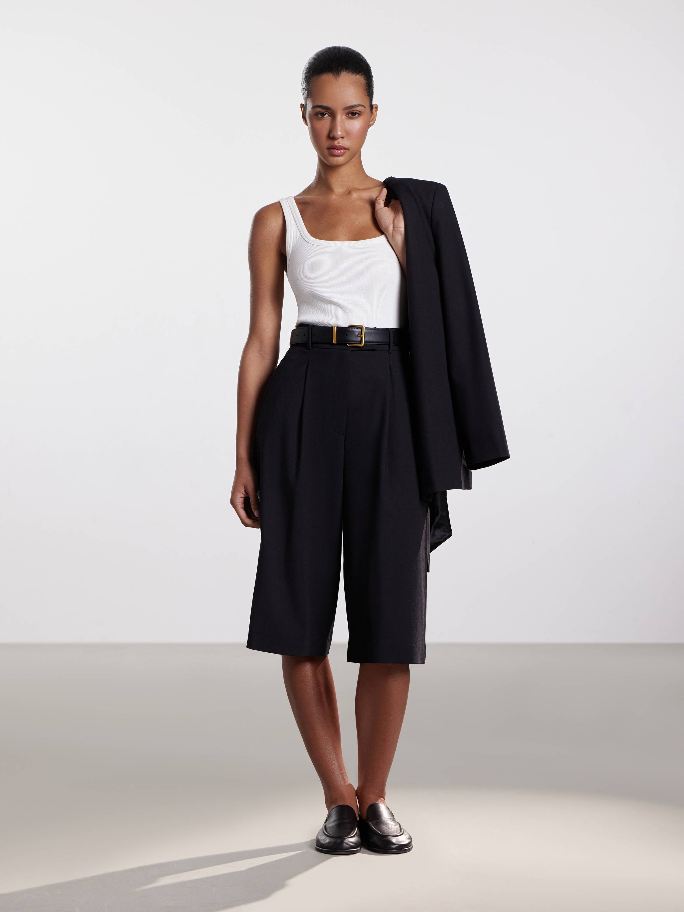 Шорты-бермуды из костюмной ткани Шорты-бермуды из костюмной ткани