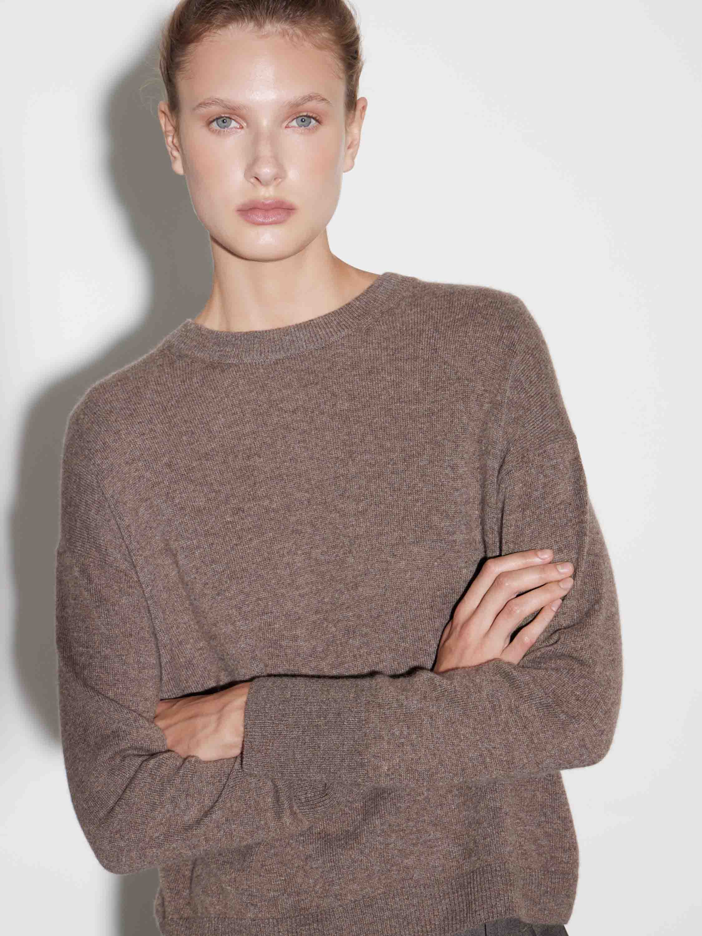 Джемпер трикотажный из кашемира Джемпер трикотажный из кашемира