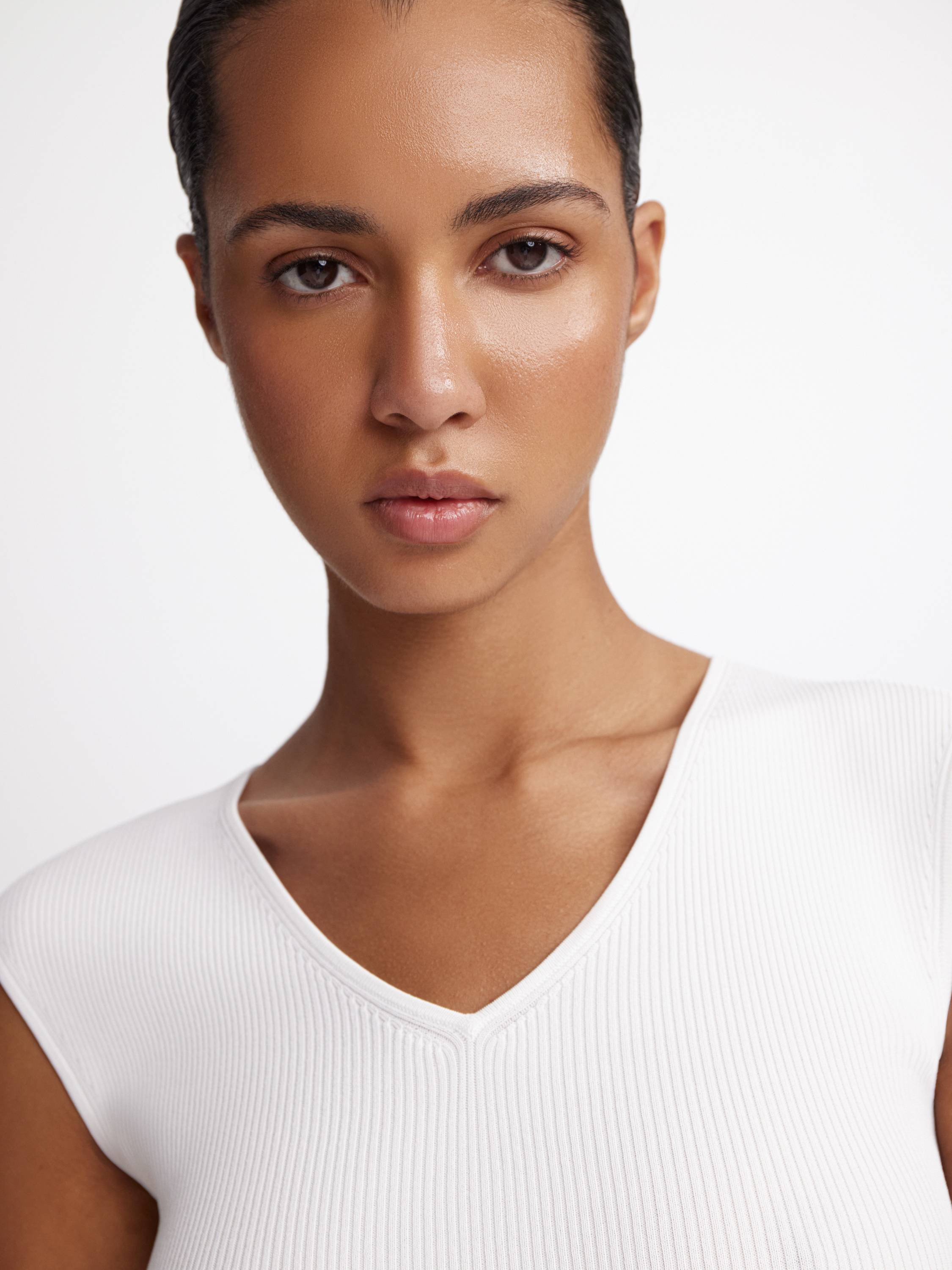 Облегающий топ V-вырезом Облегающий топ V-вырезом