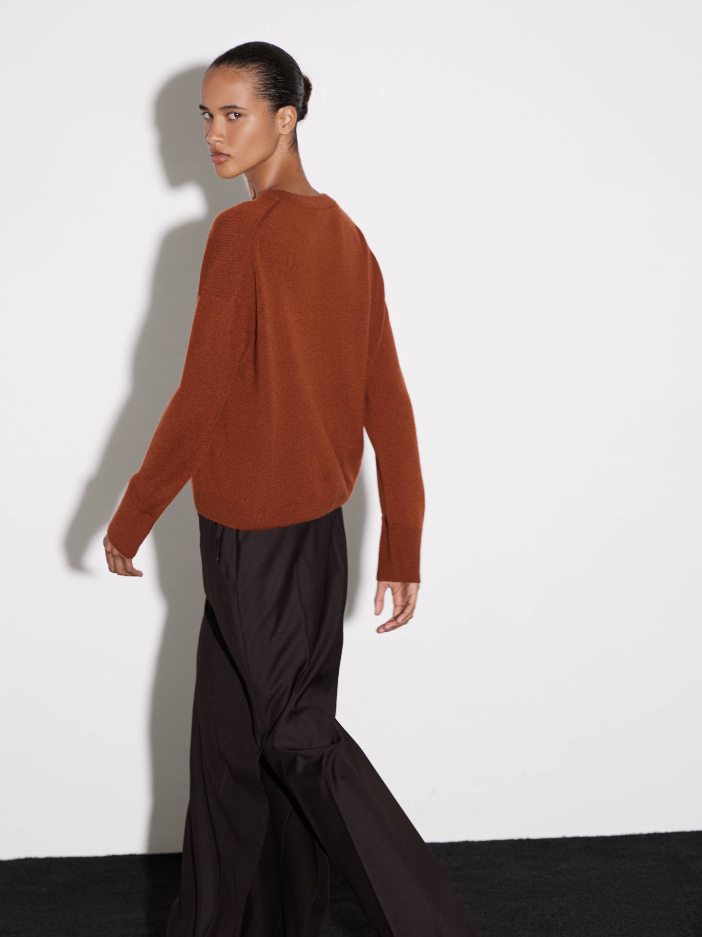 Джемпер трикотажный из кашемира Джемпер трикотажный из кашемира