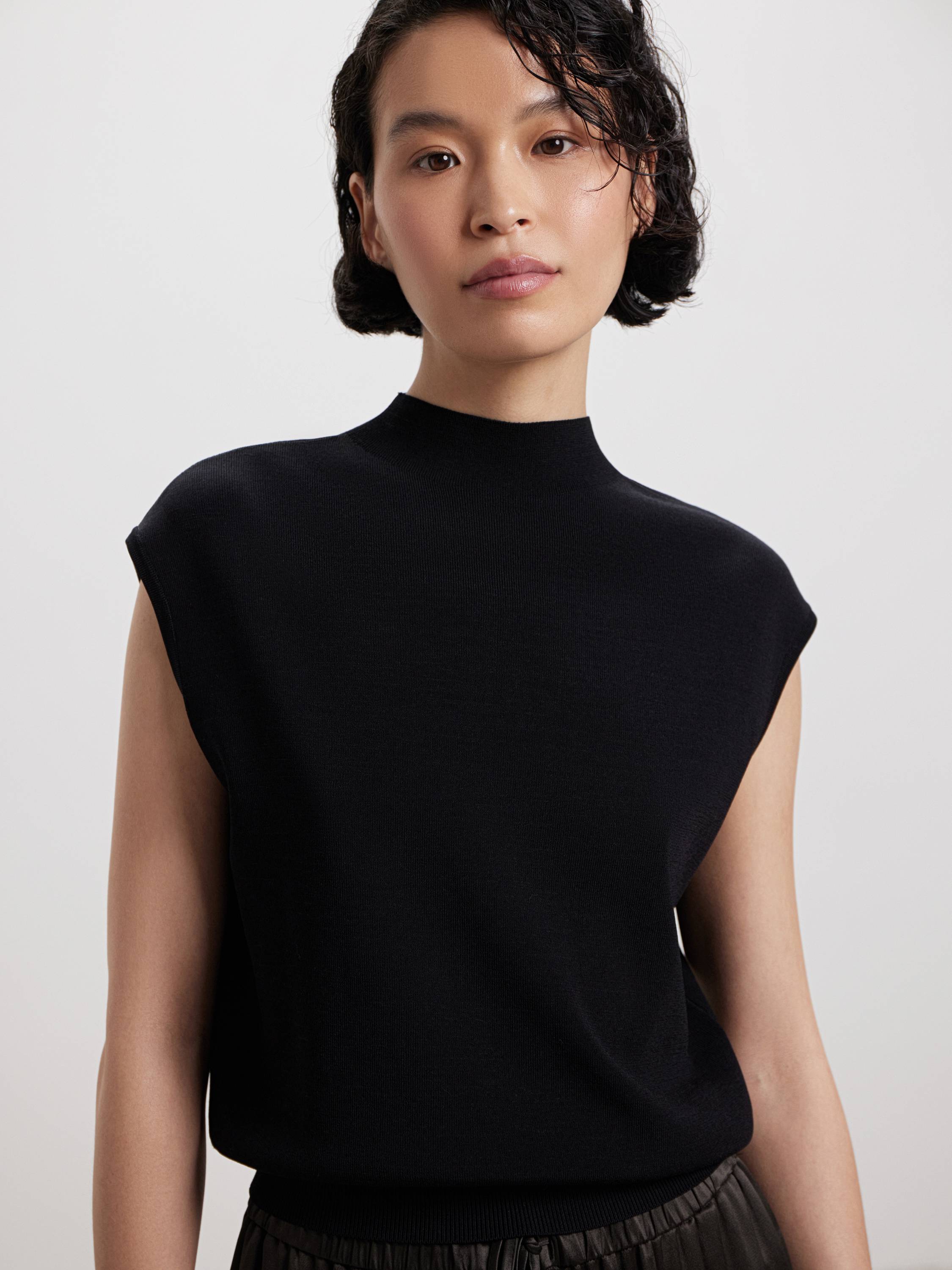 Топ с высоким горлом из вискозы Топ с высоким горлом из вискозы