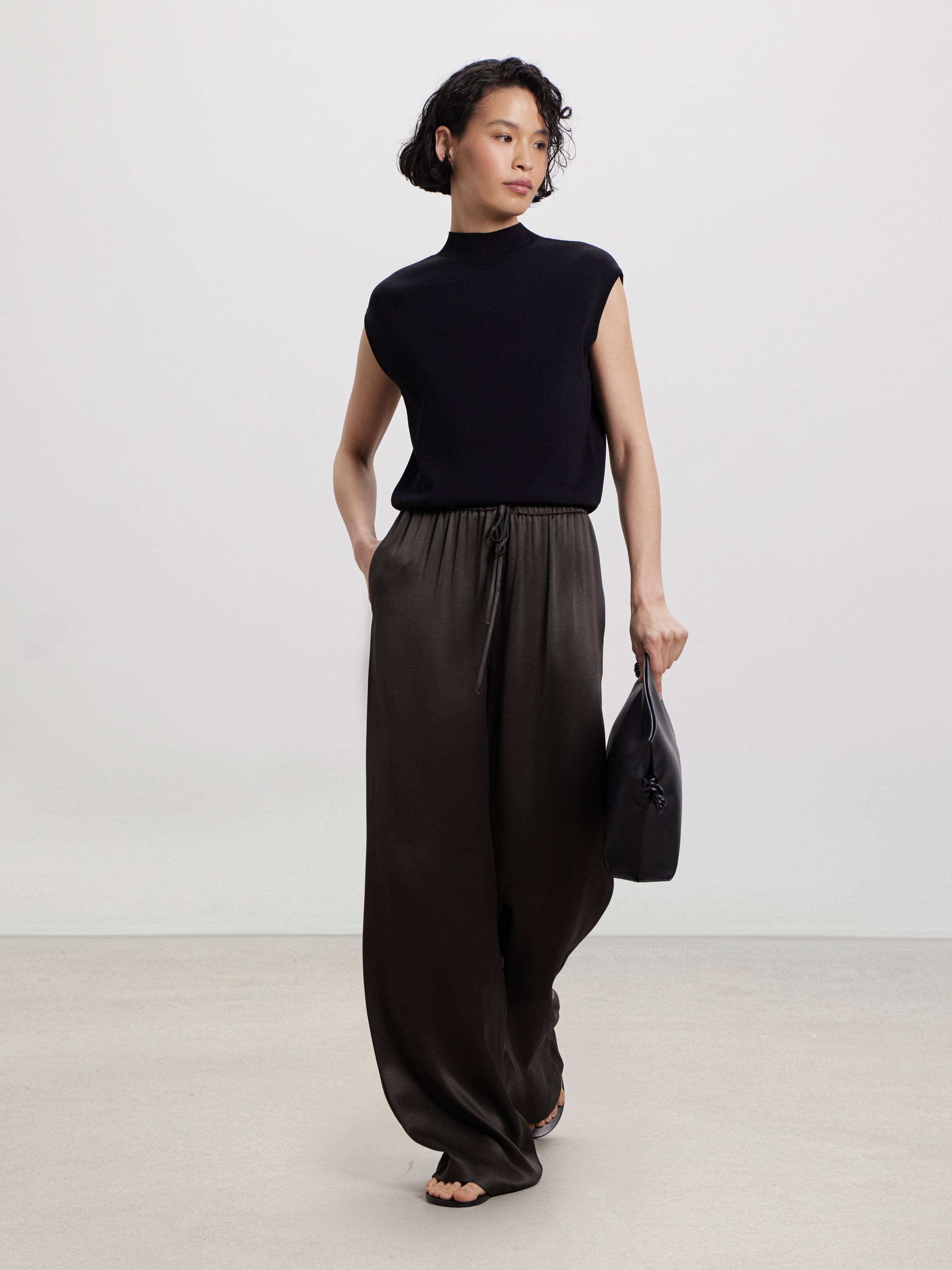 Топ с высоким горлом из вискозы Топ с высоким горлом из вискозы