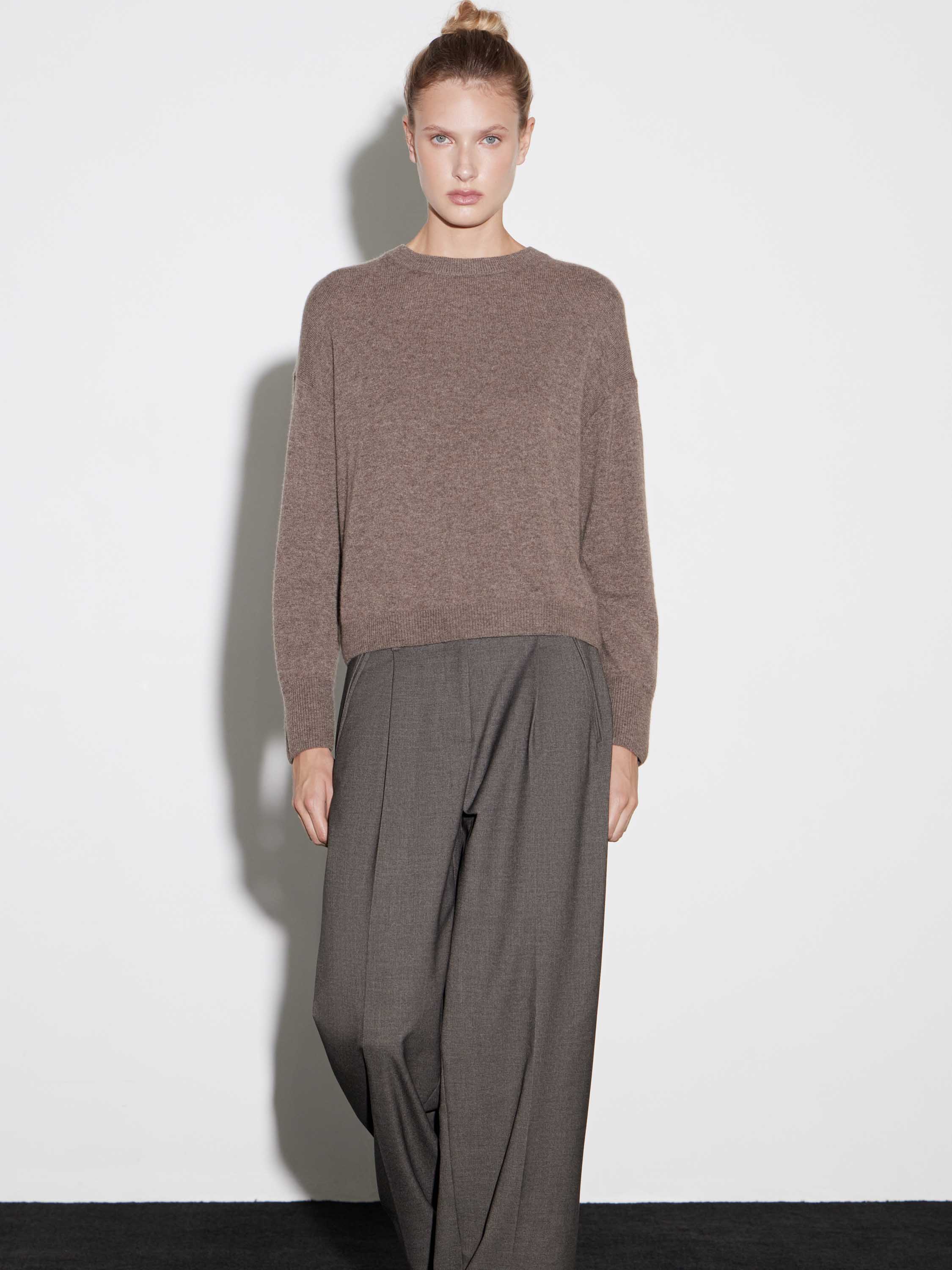 Джемпер трикотажный из кашемира Джемпер трикотажный из кашемира