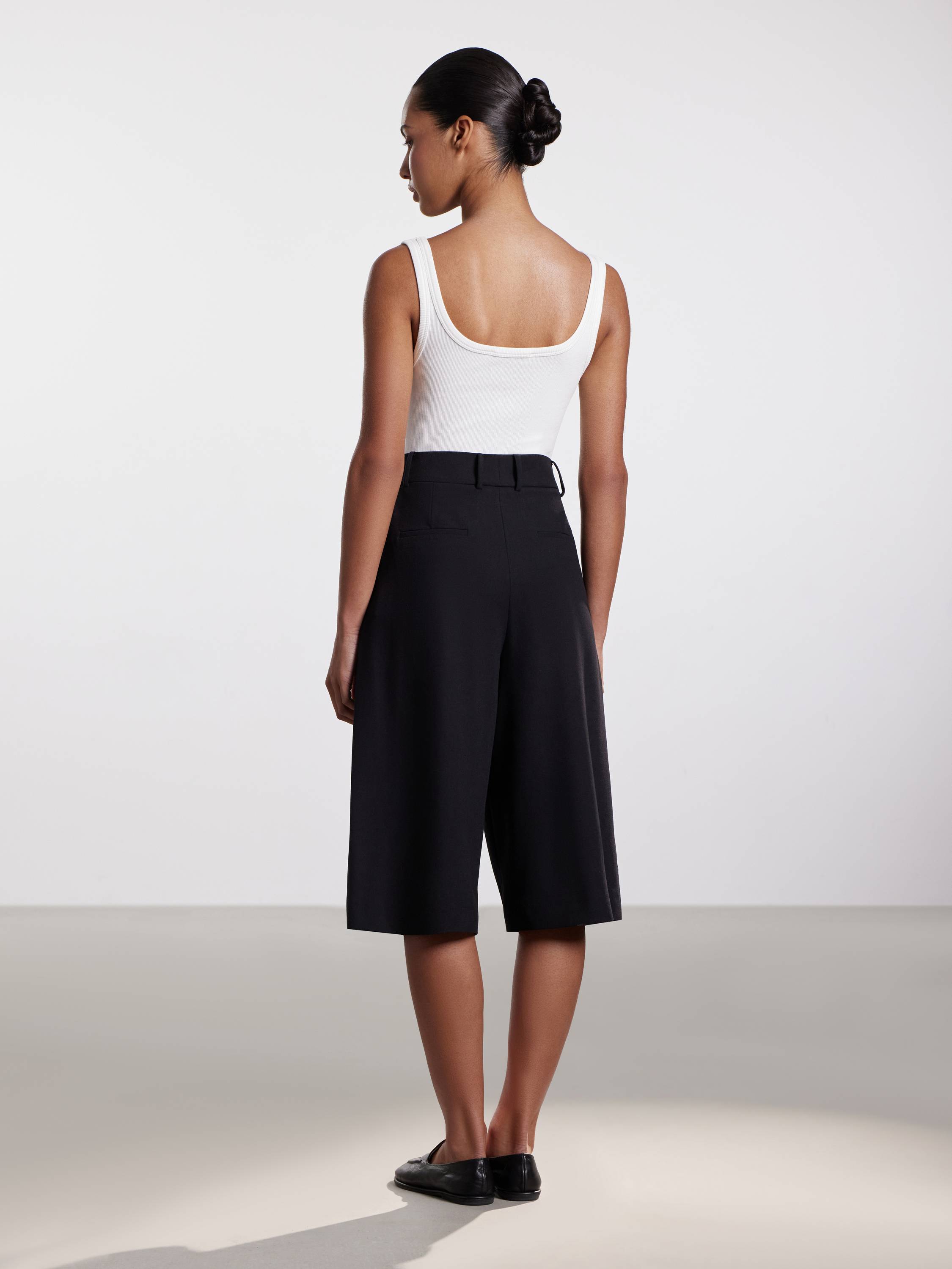 Шорты-бермуды из костюмной ткани Шорты-бермуды из костюмной ткани