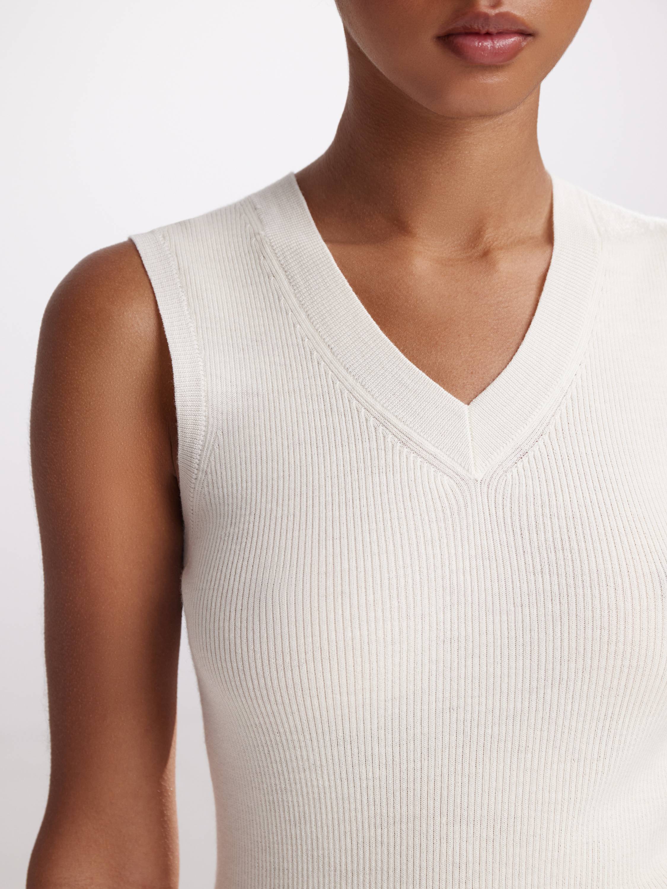 Топ с V-вырезом из 100% шерсти Топ с V-вырезом из 100% шерсти