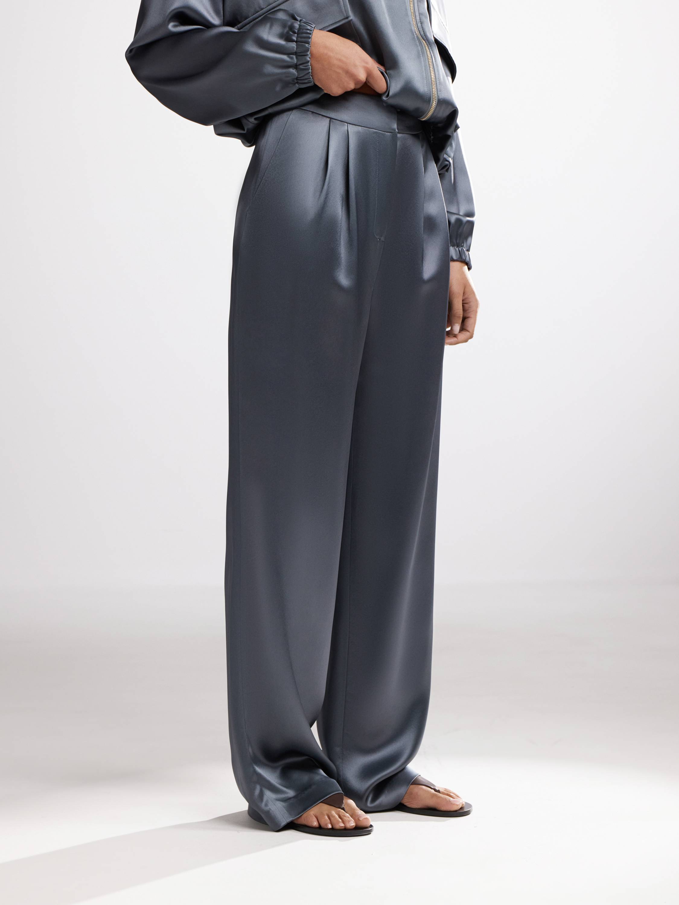 Брюки свободного кроя с защипами Брюки свободного кроя с защипами