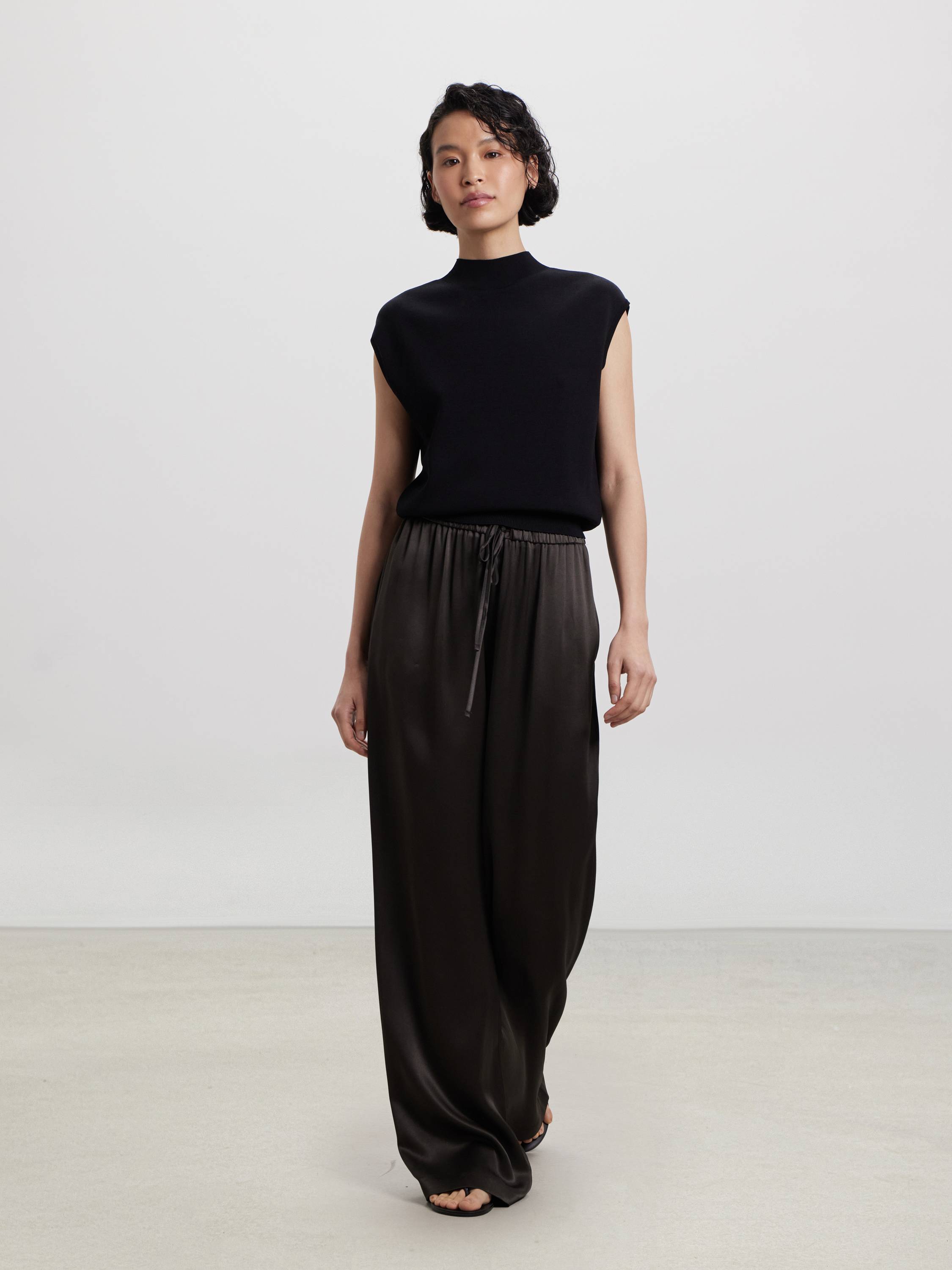 Топ с высоким горлом из вискозы Топ с высоким горлом из вискозы